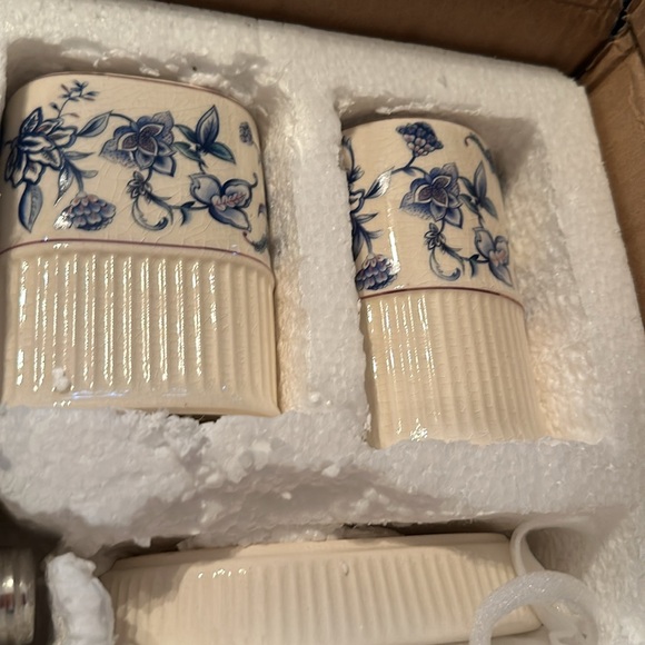 **NEW** Set of 4 Beautiful Bathroom Set - Picture 8 of 8